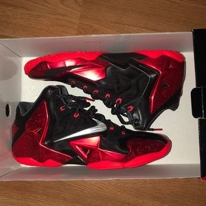NWOT Nike Lebron XI’s red